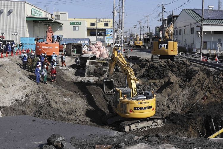 Sebuah insiden mengejutkan terjadi di Jepang, tepatnya di Kota Yokohama, di mana sebuah lubang besar yang muncul di jalan utama semakin melebar dan kini mencapai kedalaman 15 meter.