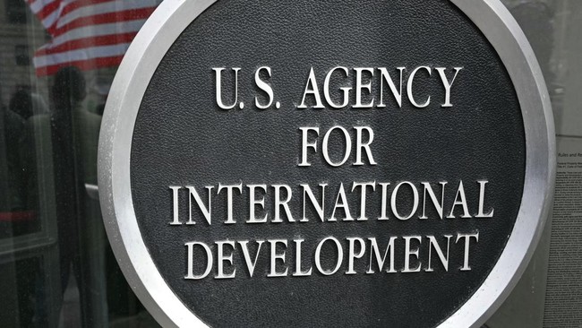 Pemerintahan Presiden Amerika Serikat, Donald Trump, telah mengumumkan rencana drastis untuk memangkas jumlah staf Badan Pembangunan Internasional Amerika Serikat (USAID) dari lebih 10.000 menjadi kurang dari 300 orang.