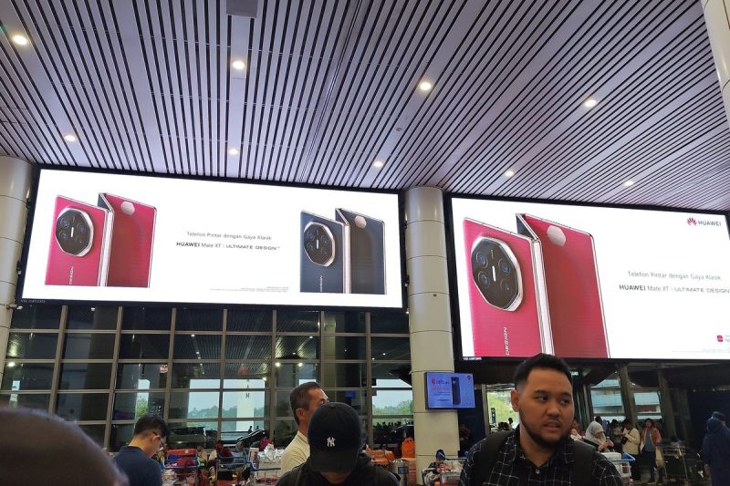 Huawei terus memperlihatkan inovasi teknologi terdepan dengan menghadirkan ponsel lipat tiga terbaru mereka, Huawei Mate XT Ultimate, yang kini menjadi sorotan utama di Bandara Kuala Lumpur, Malaysia.