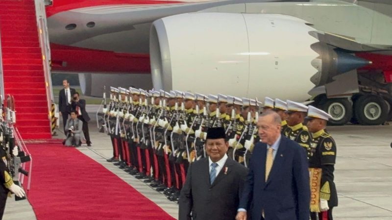 Prabowo Subianto, melaksanakan tugas diplomatiknya dengan penuh kehormatan ketika mengantarkan Presiden Recep Tayyip Erdoğan dari Turki yang baru sahaja menamatkan lawatan rasmi ke Indonesia.