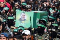 Ratusan orang berkumpul di kamp pengungsian Bureij, Jalur Gaza, untuk memakamkan Marwan Issa, wakil kepala staf Brigade Izz ad-Din al-Qassam, sayap militer Hamas.