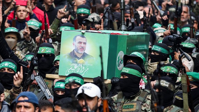 Ratusan orang berkumpul di kamp pengungsian Bureij, Jalur Gaza, untuk memakamkan Marwan Issa, wakil kepala staf Brigade Izz ad-Din al-Qassam, sayap militer Hamas.