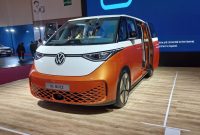 Volkswagen (VW) baru saja meluncurkan ID. Buzz versi terbaru yang lebih panjang, menawarkan lebih banyak ruang dan kenyamanan untuk pengemudi dan penumpang.