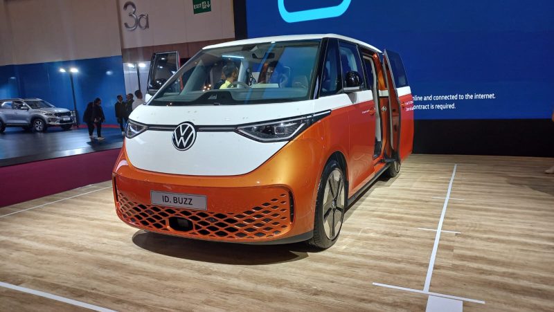 Volkswagen (VW) baru saja meluncurkan ID. Buzz versi terbaru yang lebih panjang, menawarkan lebih banyak ruang dan kenyamanan untuk pengemudi dan penumpang.