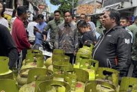 Wakil Presiden Republik Indonesia, Gibran Rakabuming Raka, meminta maaf kepada masyarakat terkait kesulitan yang dialami banyak warga dalam mendapatkan pasokan LPG 3 kg.