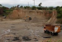 Aksi warga adat di Maluku semakin mendapat perhatian setelah mereka melakukan penyegelan tambang pasir merah yang berlokasi di kawasan tersebut.