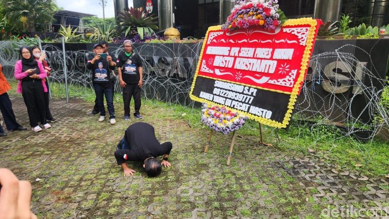 Hingga kini, belum ada tanggapan lebih lanjut dari eks kader tersebut mengenai tindakannya memajang karangan bunga di KPK