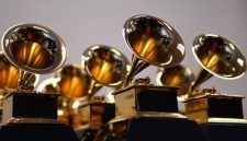 Dengan nama-nama populer seperti Taylor Swift, Olivia Rodrigo, dan Billie Eilish, malam penghargaan ini dipastikan penuh kejutan. Jangan lewatkan momen ikonik ini untuk melihat siapa yang akan membawa pulang piala Grammy!