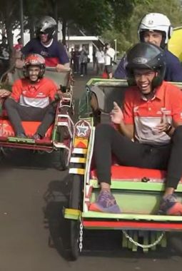 Momen Lucu Joan Mir dan Luca Marini Balap Becak di Jakarta