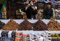 Fenomena ini menunjukkan antusiasme masyarakat dalam menyambut bulan Ramadan. Tak hanya sekadar membeli kebutuhan pokok