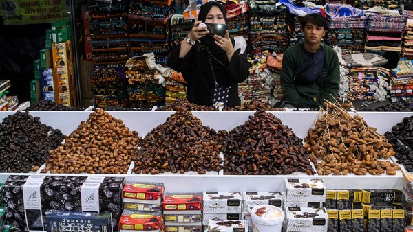 Fenomena ini menunjukkan antusiasme masyarakat dalam menyambut bulan Ramadan. Tak hanya sekadar membeli kebutuhan pokok