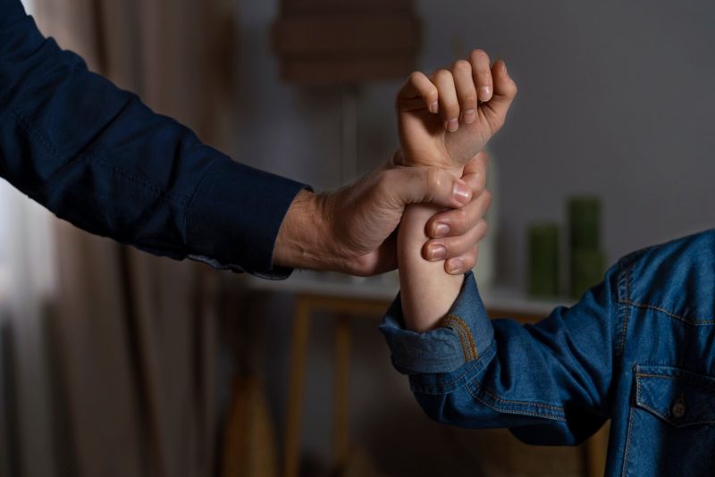 Kasus ini menjadi pengingat penting bagi orang tua, masyarakat, dan sekolah untuk lebih peduli terhadap kesehatan mental dan tekanan sosial yang dialami remaja