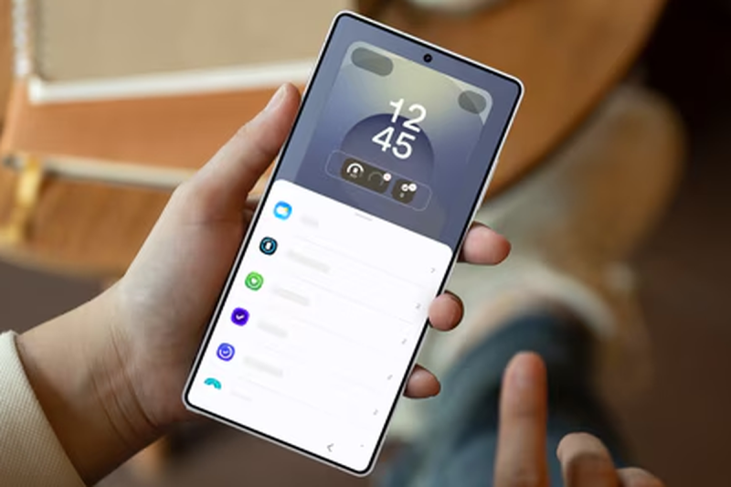 Samsung telah lama dikenal dengan antarmuka pengguna yang kaya fitur pada perangkatnya, yaitu One UI. Dengan desain yang bersih dan fungsionalitas yang kuat,