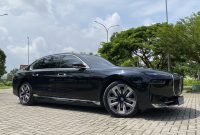 BMW i7, sedan listrik mewah dari BMW, menjadi pilihan menarik bagi pecinta kendaraan premium yang ingin beralih ke mobil listrik.