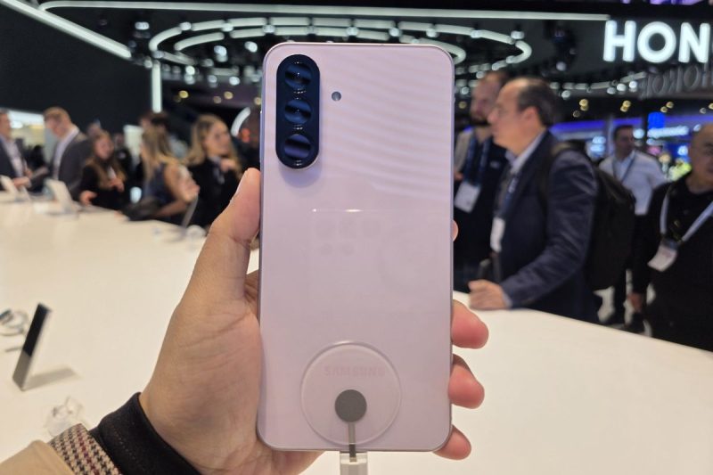 Samsung kembali menarik perhatian di ajang Mobile World Congress (MWC) 2025 dengan meluncurkan dua smartphone terbaru dari lini seri A, yaitu Samsung Galaxy A56 5G dan Galaxy A36 5G.