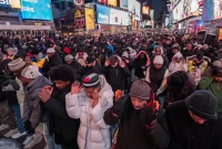 Times Square, yang dikenal sebagai salah satu pusat hiburan dan ikon kota New York, menjadi saksi momen bersejarah ketika ribuan Muslim Amerika berkumpul untuk melaksanakan salat Tarawih bersama.