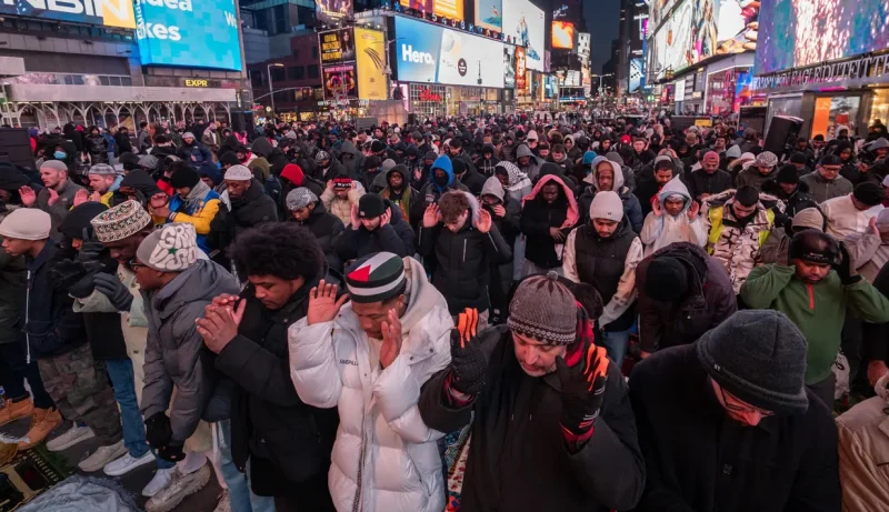 Times Square, yang dikenal sebagai salah satu pusat hiburan dan ikon kota New York, menjadi saksi momen bersejarah ketika ribuan Muslim Amerika berkumpul untuk melaksanakan salat Tarawih bersama.