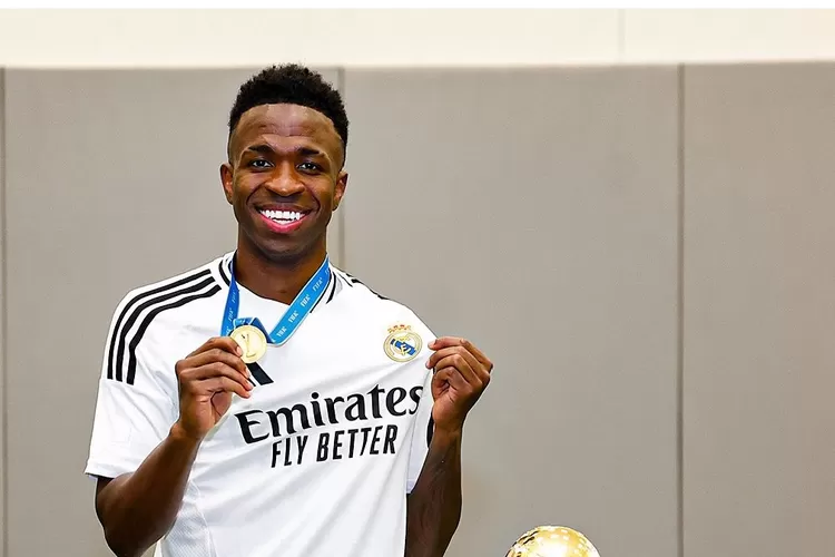 Pemain sayap bintang Real Madrid, Vinicius Jr., menunjukkan komitmennya untuk masa depan di Santiago Bernabeu dengan mengungkapkan niatnya untuk segera memperpanjang kontrak dengan klub.