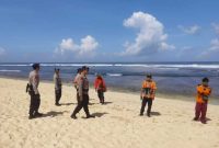 Kejadian ini mengingatkan kita akan pentingnya kewaspadaan saat beraktivitas di pantai, terutama di area dengan ombak besar dan arus kuat