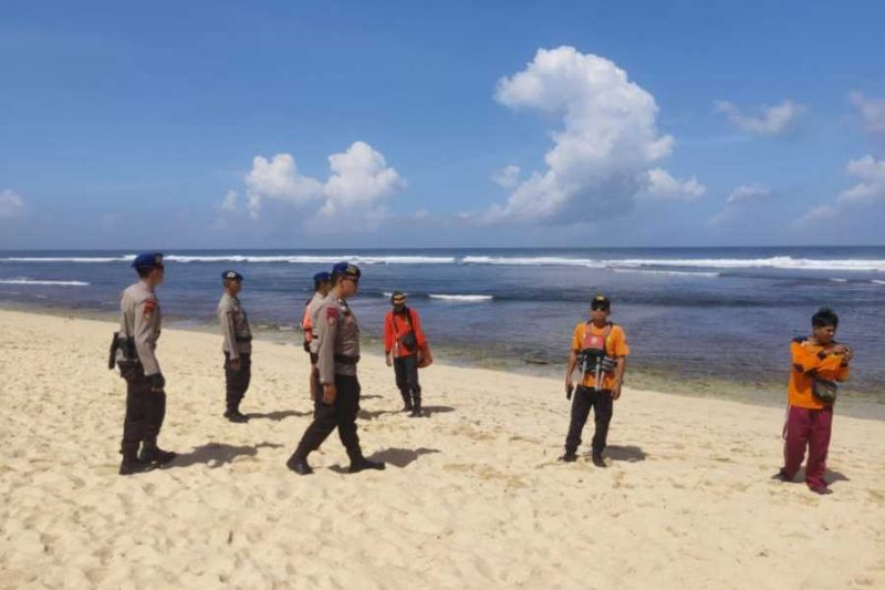 Kejadian ini mengingatkan kita akan pentingnya kewaspadaan saat beraktivitas di pantai, terutama di area dengan ombak besar dan arus kuat