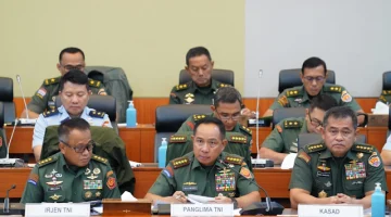 Di sisi lain, ada argumen yang menyatakan bahwa revisi UU TNI diperlukan untuk menyesuaikan dengan perkembangan zaman dan tantangan baru di bidang keamanan