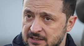 Presiden Ukraina, Volodymyr Zelensky, menyatakan kesiapan untuk membuka jalur negosiasi setelah Presiden Rusia, Vladimir Putin, mengumumkan gencatan senjata selama tiga hari.