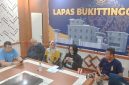 Anggota Komisi XIII DPR RI, Mafirion, menyoroti kasus ini sebagai persoalan serius dan mendesak evaluasi menyeluruh terhadap sistem pengawasan di lembaga pemasyarakatan.