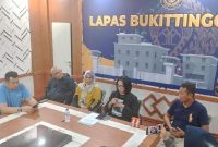 Anggota Komisi XIII DPR RI, Mafirion, menyoroti kasus ini sebagai persoalan serius dan mendesak evaluasi menyeluruh terhadap sistem pengawasan di lembaga pemasyarakatan.