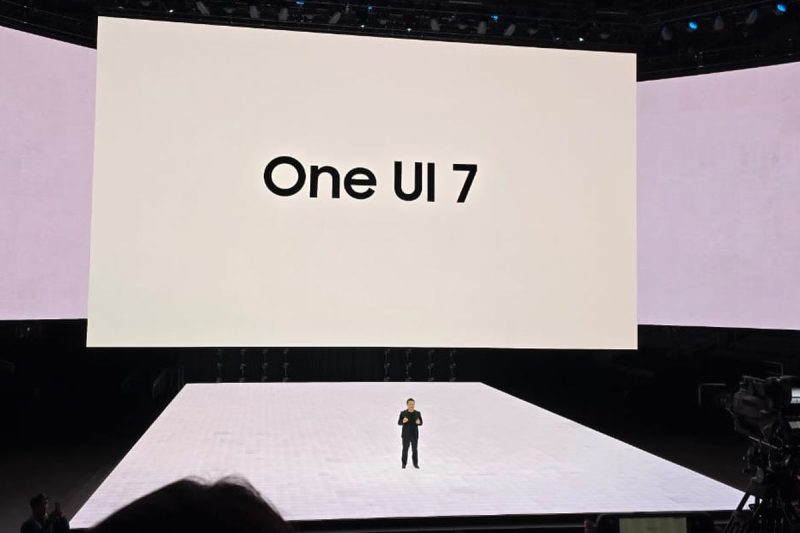 Samsung telah resmi meluncurkan One UI 7 berbasis Android 15, memperkenalkan antarmuka yang lebih segar, fitur AI yang ditingkatkan, dan performa yang lebih optimal.