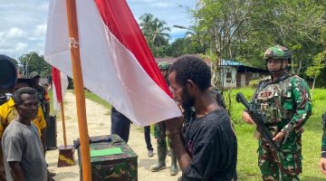 Sebanyak 29 mantan anggota Organisasi Papua Merdeka (OPM), termasuk eks komandan Yeremias Foumair, secara resmi menyatakan ikrar setia kepada Negara Kesatuan Republik Indonesia (NKRI).