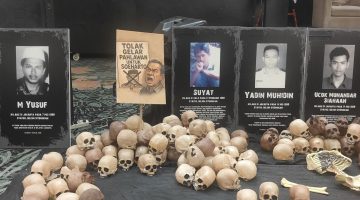 Penobatan Soeharto sebagai pahlawan nasional telah memicu gelombang protes dan perdebatan sengit di kalangan masyarakat Indonesia.
