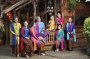 Kebaya, sebagai busana tradisional Indonesia, telah mengalami transformasi signifikan dalam dunia mode modern.