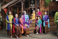 Kebaya, sebagai busana tradisional Indonesia, telah mengalami transformasi signifikan dalam dunia mode modern.