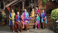 Kebaya, sebagai busana tradisional Indonesia, telah mengalami transformasi signifikan dalam dunia mode modern.