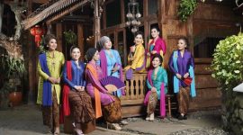 Kebaya, sebagai busana tradisional Indonesia, telah mengalami transformasi signifikan dalam dunia mode modern.