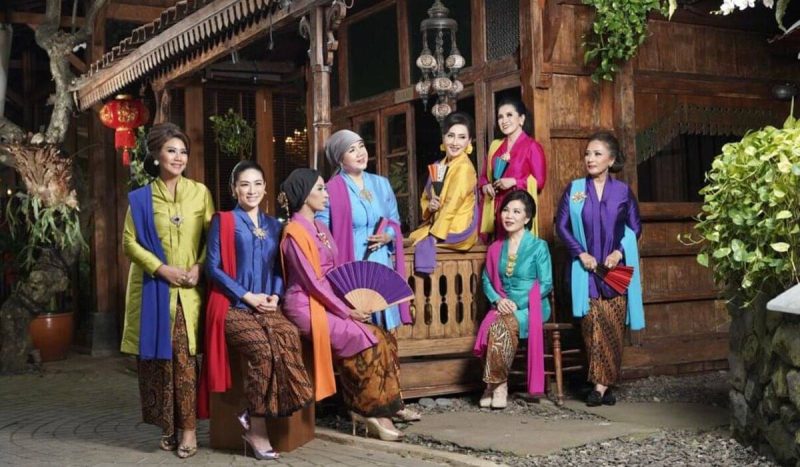 Kebaya, sebagai busana tradisional Indonesia, telah mengalami transformasi signifikan dalam dunia mode modern.