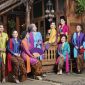 Kebaya, sebagai busana tradisional Indonesia, telah mengalami transformasi signifikan dalam dunia mode modern.