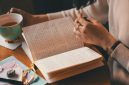 Journaling, atau menulis jurnal, adalah praktik sederhana yang dapat memberikan dampak besar dalam pengembangan diri.