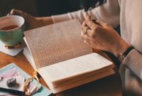 Journaling, atau menulis jurnal, adalah praktik sederhana yang dapat memberikan dampak besar dalam pengembangan diri.