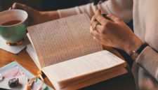 Journaling, atau menulis jurnal, adalah praktik sederhana yang dapat memberikan dampak besar dalam pengembangan diri.