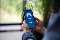 Google Veo 3, teknologi kecerdasan buatan (AI) terbaru dari Google DeepMind, telah menjadi perbincangan hangat di media sosial karena kemampuannya mengubah teks menjadi video sinematik berkualitas tinggi,
