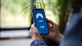 Google Veo 3, teknologi kecerdasan buatan (AI) terbaru dari Google DeepMind, telah menjadi perbincangan hangat di media sosial karena kemampuannya mengubah teks menjadi video sinematik berkualitas tinggi,
