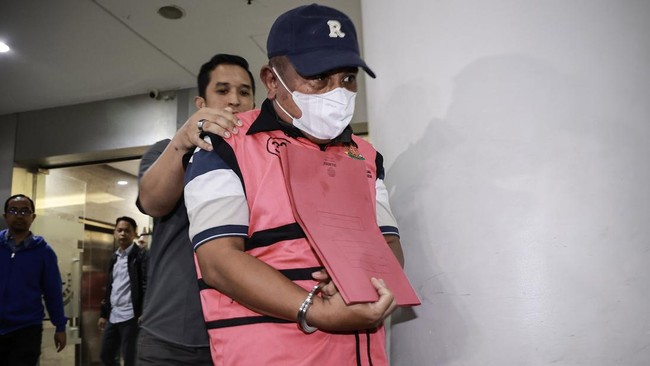 Hakim Djuyamto secara resmi menyerahkan uang sebesar Rp2 miliar kepada Kejaksaan Agung (Kejagung), yang diduga terkait dengan perkara vonis lepas dalam kasus ekspor minyak sawit mentah (CPO).