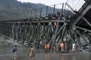 Sebuah tragedi terjadi di negara bagian Mizoram, India, ketika sebuah jembatan gantung yang digunakan warga untuk menyeberangi sungai tiba-tiba runtuh pada hari Minggu (16/6).