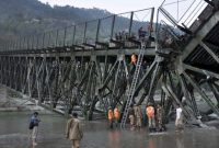 Sebuah tragedi terjadi di negara bagian Mizoram, India, ketika sebuah jembatan gantung yang digunakan warga untuk menyeberangi sungai tiba-tiba runtuh pada hari Minggu (16/6).