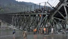Sebuah tragedi terjadi di negara bagian Mizoram, India, ketika sebuah jembatan gantung yang digunakan warga untuk menyeberangi sungai tiba-tiba runtuh pada hari Minggu (16/6).
