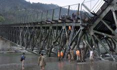 Jembatan Runtuh di India, 6 Tewas dan 25 Lainnya Hanyut