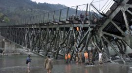 Sebuah tragedi terjadi di negara bagian Mizoram, India, ketika sebuah jembatan gantung yang digunakan warga untuk menyeberangi sungai tiba-tiba runtuh pada hari Minggu (16/6).