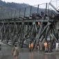 Sebuah tragedi terjadi di negara bagian Mizoram, India, ketika sebuah jembatan gantung yang digunakan warga untuk menyeberangi sungai tiba-tiba runtuh pada hari Minggu (16/6).