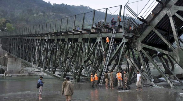 Sebuah tragedi terjadi di negara bagian Mizoram, India, ketika sebuah jembatan gantung yang digunakan warga untuk menyeberangi sungai tiba-tiba runtuh pada hari Minggu (16/6).